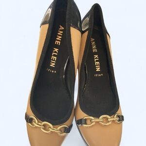Anne Klein Women's Tan and Black Gold Chain Detail Heels 6